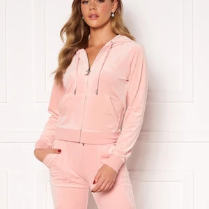 Juice couture sett - Säljer mitt juicy couture sett, använd 1-2 gånger så ser ut som nytt. Nypris 1099 för tröjan och 999 för byxorna. 💗Byxorna är storlek S och tröjan Xs, jag är vanligtvis en S och de passar mig bra! Så passar både Xs och S