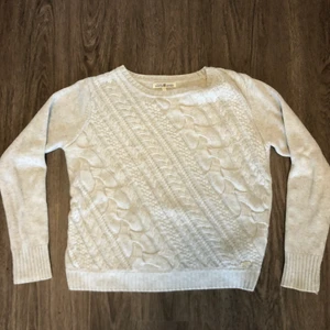 Stickad tröja - Intressekoll på denna fina stickade tröja då jag inte riktigt bestämt mig om jag vill sälja eller inte. Kom med ett bra pris så kan de diskuteras!