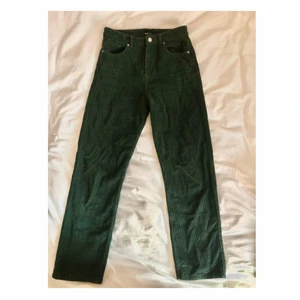 Gröna Manchester-byxor!! - Säljer nu mina snygga & trendiga machesyerbyxor i mörkgrön från Ginatricot!🤍 byxorna är straight i modellen! Köptes förra året för 299kr och är i storlek 34, men passar även mindre och större beroende på hur man vill att de ska sitta💞 Använda fåtal gånger så i gott skick!! 