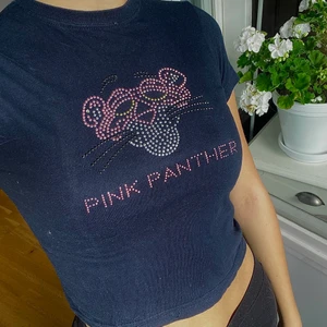 Rosa pantern Rhinestones tshirt - Rosa pantern i Rhinestones!! Är en barnstorlek men jag är 175 o får på mig den! Den saknar en Rhinestone vid örat men ersatte med en men har inte samma färg :(