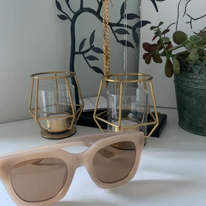 Solglasögon  - Säljer dessa oanvända solglasögon🌸 Solglasögona har en beige kant🥰 Skriv privat om du har några frågor😊