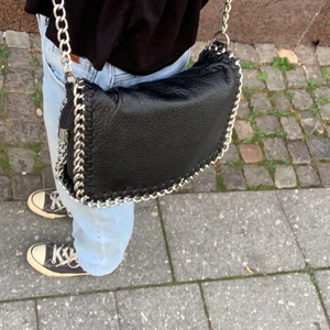 Tiamo väska  - Fin väska med några defekter, dm för bild, defekterna är endast på insidan så det syns inte, annars bra skick!!! Säljer då jag inte får användning av den.