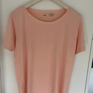 T-Shirt Whyred XS - T-Shirt Style Iris från Whyred. Knappt använd. 