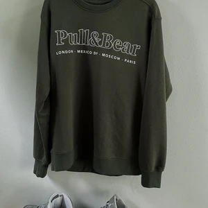 Collage tröja - Mörkgrön asmysig och snygg collagetröja från pull&bear som köptes för 1 månad sen men som inte kommer till användning. Alltså nyskick💚