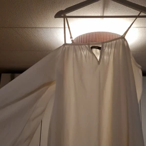 Långärmad blus i strl M - Vit tunn blus i strl M. Som är för liten för mig så blir gärna av med den så fort som möjligt. 