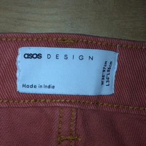 Asos Jeans, persika färgade - Midja: 38 Längd: 34