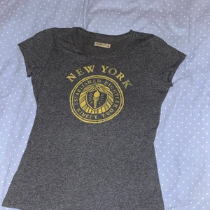 Abercrombie & Fitch T-Shirt - Knappt använd t-shirt i strl XS