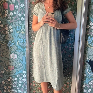 Sommarklänning - Sååå fin sommarklänning som passar både till vardags men även till finare tillställningar. Jätteskön och luftig. Står inte för frakten 💞💞