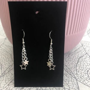 Stjärn örhängen - Hemgjorda stjärnörhängen som är nickelfria. Jättefina örhängen som säljs till ett billigt pris. Vid frågor angående mått eller liknande är det bara att kontakta mig eller skriva en kommentar!🌸