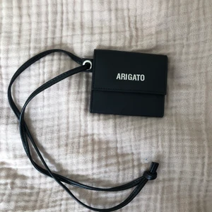 Axel arigato plånbok - Säljer denna oanvända plånbok med band från Axel arigato!! Den perfekta plånboken med massor av fack.