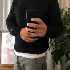 Champion Sweatshirt - Champion Sweatshirt. Person på bilden är 189cm, hör av dig om du har några frågor eller vill ha fler bilder/mått på plaggen ❤️‍🔥