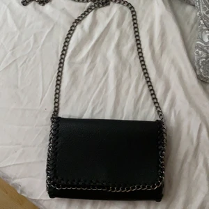 Svart väska med kedja  - Säljer min svarta väska som knappt är använt. Om många blir intresserade blir det budgivning💗frakten ingår inte i priset