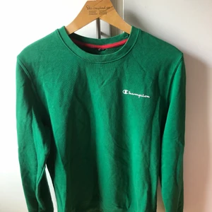 Champion crewneck grön medium  - Använd tröja men i bra skick. 