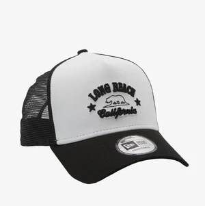 Keps - Fint skick! New era klistermärket är borttaget på min men för övrigt jättefint skick! Använd typ 2 gånger!!köparen står för frakten💕 UNISEX