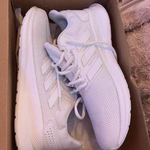 Adidasskor  - Ett par vita adidas skor (löparskor) Aldrig använt dom, storlek 40. Köptes för ca 800kr pris diskuteras 