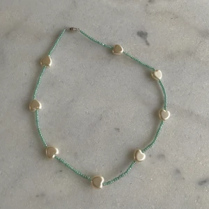 Pärlhalsband - Jag tillverkar egna armband. Välj färg och design så fixar jag ett personligt armband/halsband/ring till dig. 