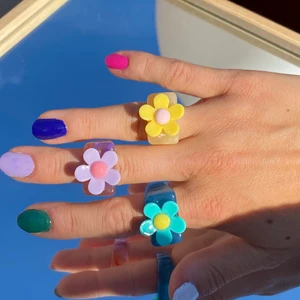 Flower Ring -  Ring i plast, finns i rosa, blå och gul 🌸  Storlek S/M. 79 kr/st eller alla för 180kr . Frakten ingår 🤍