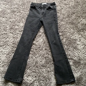 Svarta jeans - Svarta bootcut jeans från Cubus i storlek 158. Säljer pga att de blivit för korta för mig.  Skriv för fler bilder.