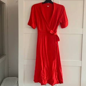 Röd klänning, strl 40 - Säljer min superfina röda omlottklänning som jag köpte via Afound. Har endast använt den en gång! 