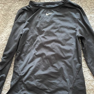 nike träningströja  - asbra träningströja från Nike. storlek S. Använder den aldrig så därför behöver den ett nytt hem:/