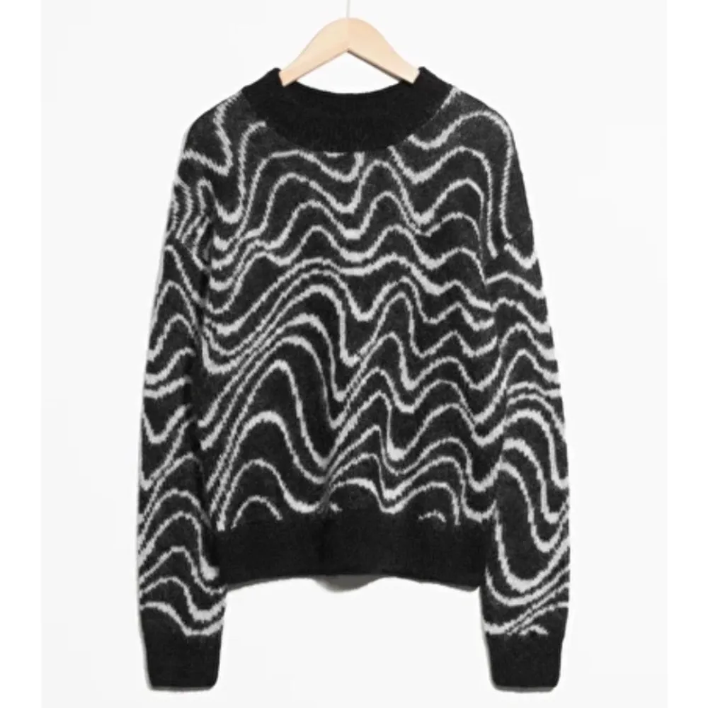 Sjukt snygg stickad tröja i mohair från &other stories! Fint skick 🖤 JÄTTESNYGG till hösten ! 150kr + frakt! . Neuleet.
