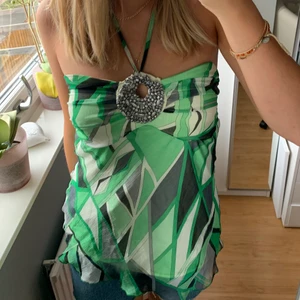 Halternecktopp - Grönt halternecktopp strl:14, S.  Köparen står för fraktkostnaden😊