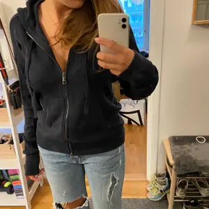 Säljer denna sjukt snygga zadig zip hoodie! Den är sparsamt använd och i gott skick! Det är storlek S men den är stor i storleken, så passar även M💕 Köptes för 2500kr