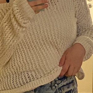 Stickad tröja - Säljer en stickad tröja! Väldigt mysigt att ha på och fin! Kan hämtas eller fraktas men då står köparen för frakten!