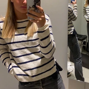 stickad randig tröja - jätte fin trendig randig tröja! startbud på 100kr+ frakt. skriv privat flr fler bilder💙 tröjan är helt slutsåld