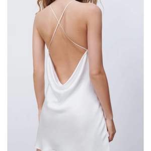 Kort klänning i satin från Zara. Helt oanvänd med lappen kvar❤️