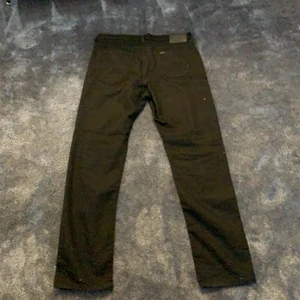 Lee jeans - Ett par raka lee jeans i storlek 33/32. Väldigt bra skick använt 4-5 gånger. Nypris 800kr säljer för 400kr. Pris kan diskuteras. Köparen står för frakt.