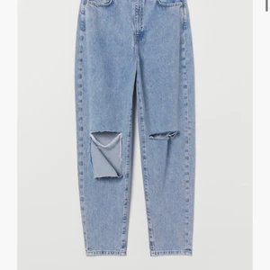 Trashed jeans - Blåa jeans från H&M med hål på knäna. I modell ”Loose Mom jeans, ultra high waist, ankle length.” Använda 2-3 gånger, nyskick. Bra passform, knäna är fint gjorda och byxornas längd är perfekta för mig som är 157cm. är man längre så slutar de vid anklarna. 