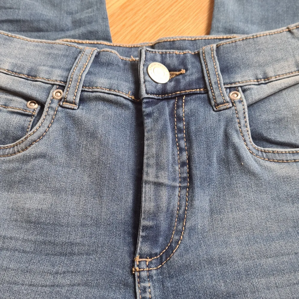 Ett par ljusblåa, stretchiga jeans i modell 'Stella' från Kappahl. Helt oanvända så i nyskick! Köparen står för frakten.. Jeans & Byxor.