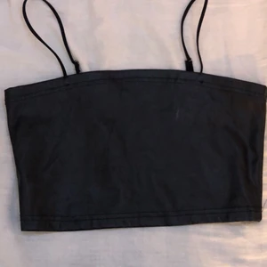 Storlek:S - Oandvänd läder topp  från shien. Fin topp men var lite för tajt på mig. 