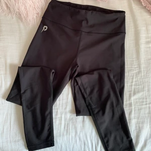 Träningstights mesh - Svarta tights med meshdetaljer på ben. Snygga sömmar över rumpa som skapar konturer