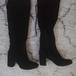 Skor strl 36 - Köpte de på en loppis dör 300 kr och har aldrig använt de men som man ser så använde nog personen innan mig de väldig mycket och är därför lite slitigapå undersidan och vid fronten men annars bra skick! Jag säljer de för mindre eftersom jag inte tycker man ska lägga så mycket oengar på redan använda skor. 