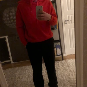 Röd hoodie - Säljer denna snygga vanliga basic Hoodie, den är i bra skick