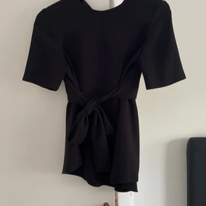Blus med knytning - Blus från zara som går att knyta. Storlek xs. Säljer för 60kr 