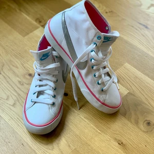 Nike skor. Storlek 37,5  - Säljer ett par Nike skor i storlek 37,5. Använda ett par gånger. Turkos färg på sulorna. Även lite turkosa detaljer, och lite rosa. Går att få flera bilder vid intresse. 