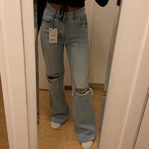 Zara jeans - Supersnygga 90s jeans från zara slutsålda och finns ej kvar i butik eller online. I strl 38 men passar också dom i strl 36 och 40. Använda cirka 3 gånger och i mycket bra skick, frakt tillkommer❤️❤️ 