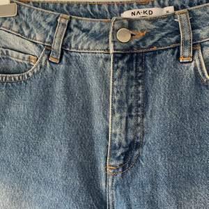 Jeans med slitningar.  