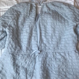 Volang blus - Säljer min jättefina blus ifrån hm som går att knyta i midjan då den är för stor för mig.