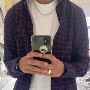 Oversize skjorta från Zara - En as snygg oversize skjorta i storlek L från zara som jag inte fått användning för. Den är mörkblå och röd rutig.