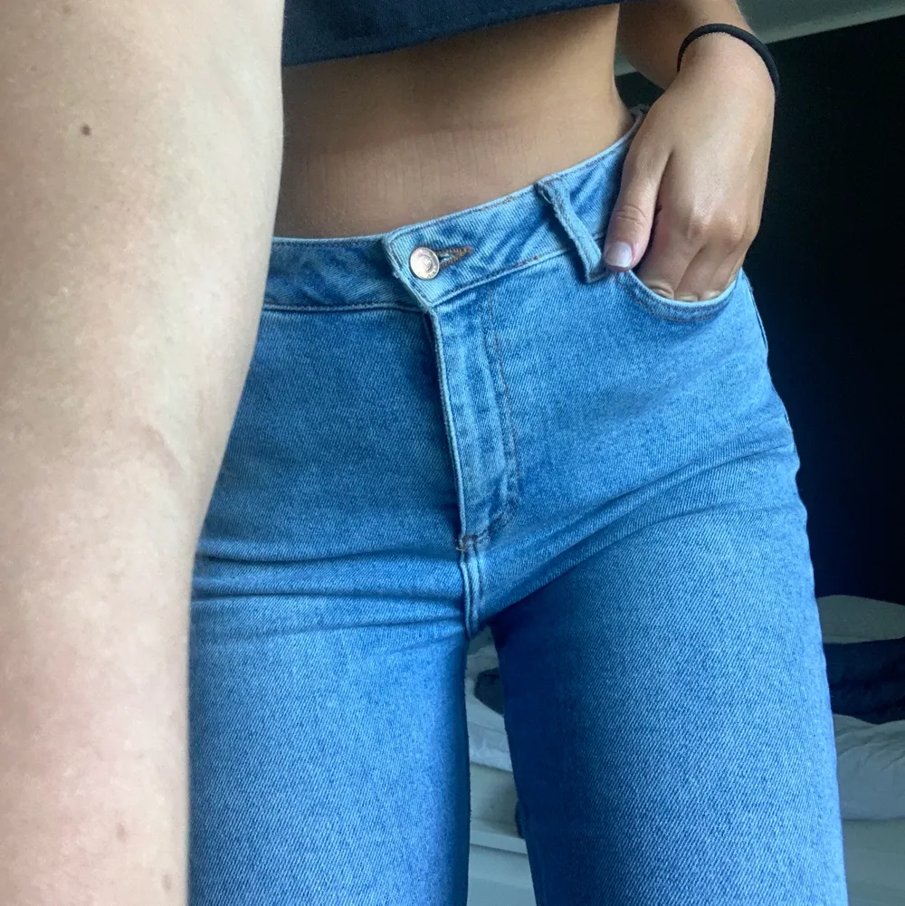 superstrechiga jeans i superfin färg som inte kommer till användning då de är för stora. passar lagom på mig som är 179 men går o klippa då de e raw hem längst ner💞. Jeans & Byxor.