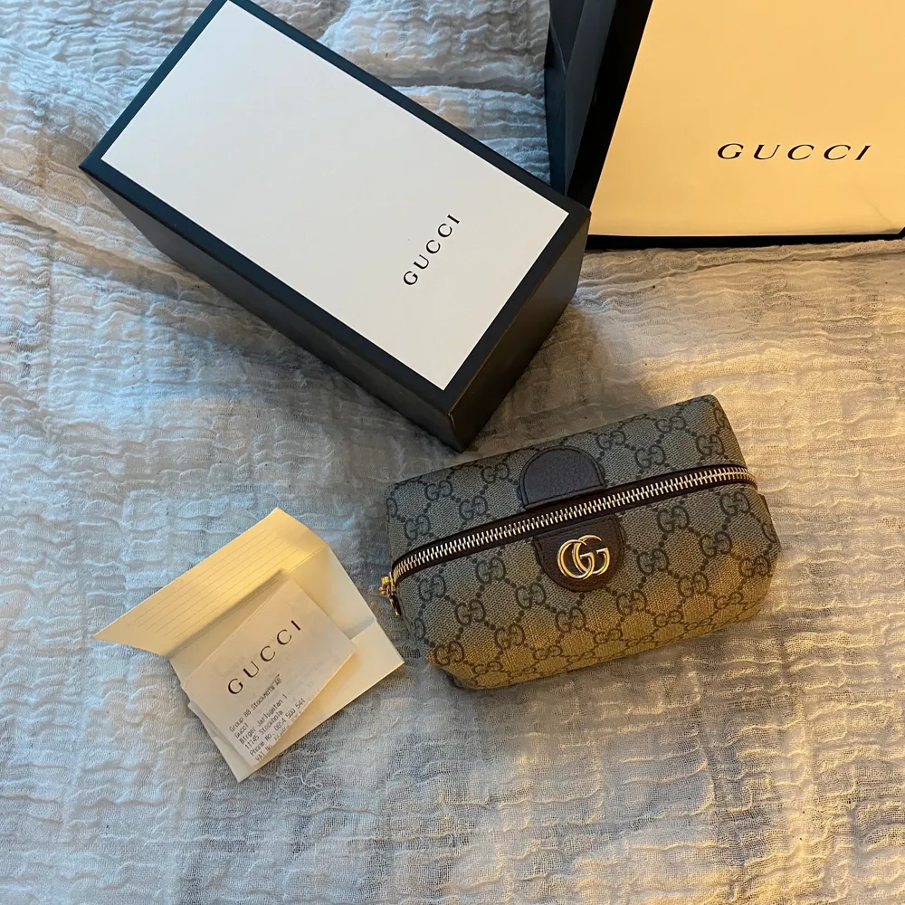 Säljer denna äkta Gucci sminkväska. Nästintill helt oanvänd. Köpt för 3125 kr på Birger Jarlsgatan i Stockholm på Gucci butiken. Kvitto finns kvar, även boxen och allt tillbehör man fick. Skriv till mig privat om intresse eller frågor uppkommer! 💓Pris kan diskuteras. . Väskor.