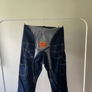 Levi’s hängselbyxor  - Ett par hängselbyxor i jeansmaterial från Levi’s. Size S (W30 ungefär)  Frakt fastlås efter bestämmelse, köpare står för frakt.