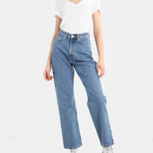 Rowe jeans - Jeans från Weekday i modellen Rowe (färg sky blue). Mina absoluta favvojeans men tyvärr har dom blivit för små 😩 Längden är 32 men jag har klippt av de nertill så skulle säga att de snarare är 30! 