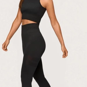 Stronger tights  - Säljer mina stronger tränings tights i ett ribbat material!💕 Säljer dem för att dem tyvärr inte passar (Storlek M/L)!😊 Dem är endast använda en gång och är i nyskick!😊😊 Köpta för 599 och säljer för 300 + frakt!💕 Skriv i kommentera elelr till mig privat om ni är intresserade eller har frågor !💕💕😊