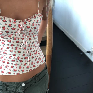 Korsett topp från Zara - Säljer denna fina topp från Zara, superbekväm och fin på sommaren❤️💞om det är många intresserade får man buda👍🏻BUD: 150kr plus frakt 🚚 