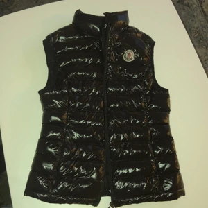 Moncler väst - Säljer min moncler väst, köpte den nyligen här från plick, men passade inte mig. Gamla ägaren sa att de storlek M, men skulle säga att den även passar S. Skicka vid frågor och för fler bilder😊 den är i fint skick! Vid snabb affär så jag kan stå för frakt!